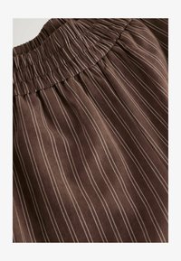 Selezionato, brown