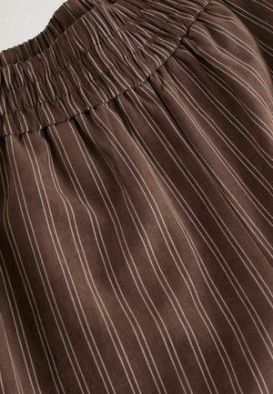 Tissu marron avec des rayures blanches verticales, doté d'une taille froncée et d'une texture douce. Le design met en valeur un motif subtil et raffiné.