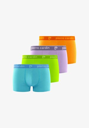 Quatre paires de boxers Pierre Cardin en bleu, vert, violet et orange, avec une ceinture élastique portant le logo de la marque, en matériau coton.