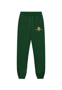 Donkergroene sweatpants met een trekkoord in de taille, elastische boorden en een grafisch ontwerp van een basketbal met tekst op de linker dij.
