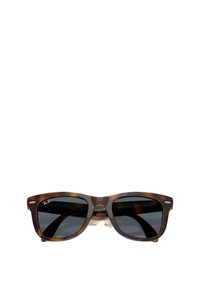 Gafas de sol plegables de carey con lentes oscuros, forma rectangular y un ligero arco en la parte superior. Presentan el logo de Ray-Ban en la montura.