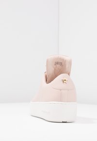 Sneaker rosa in pelle con suola platform bianca, caratterizzata da un accento a stella dorata metallizzata sul tallone e una parte superiore con finitura liscia.