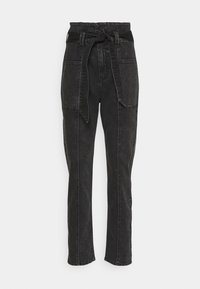 Pantalon en denim noir taille haute avec ceinture en tissu. Doté de poches latérales et d'une coupe droite avec des détails de couture visibles.