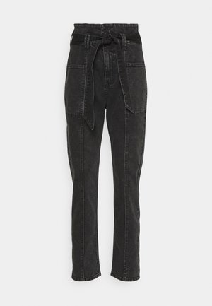 Pantalon en denim noir taille haute avec ceinture en tissu. Doté de poches latérales et d'une coupe droite avec des détails de couture visibles.