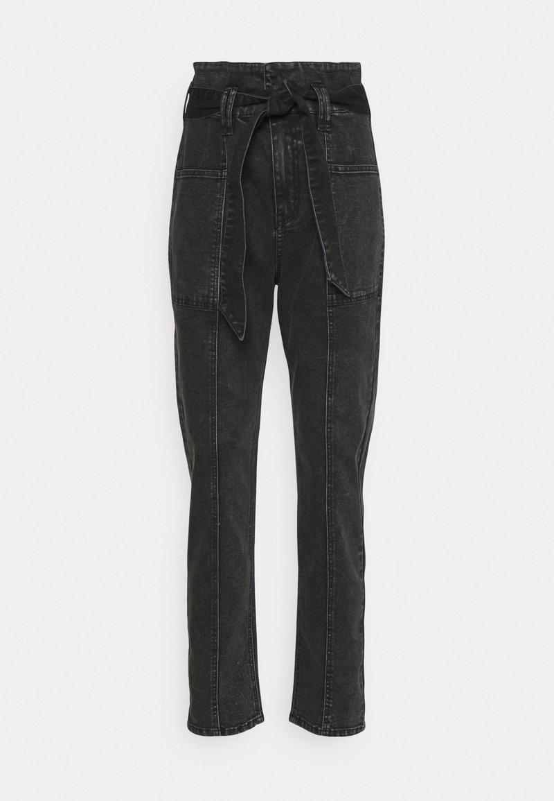 Pantalon en denim noir taille haute avec ceinture en tissu. Doté de poches latérales et d'une coupe droite avec des détails de couture visibles.