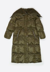 Zielono-oliwkowy, ocieplany długi płaszcz, z teksturowanym futrzanym kołnierzem, zapinanymi na zamek kieszeniami po bokach oraz elastycznym sznurkiem w talii. Pufowa, pikowana konstrukcja.