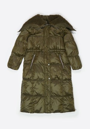 Olīvzaļš izolēts garais mētelis ar teksturētu kažokādas apkakli, ar rāvējslēdzēja sānu kabatām un elastīgu auklu jostasvietā. Puff izšūts dizains.