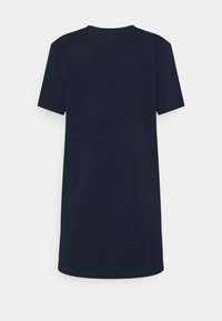 Granatowa koszulka z krótkim rękawem z okrągłym dekoltem, wykonana z miękkiego materiału, charakteryzująca się luźnym krojem i prostym designem, bez żadnych wzorów ani akcentów.