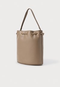 Rudas dirbtinės odos kibirėlis su lygiu paviršiumi, auksinės spalvos detalės ir vienas peties diržas. Išilginis pagrindas.