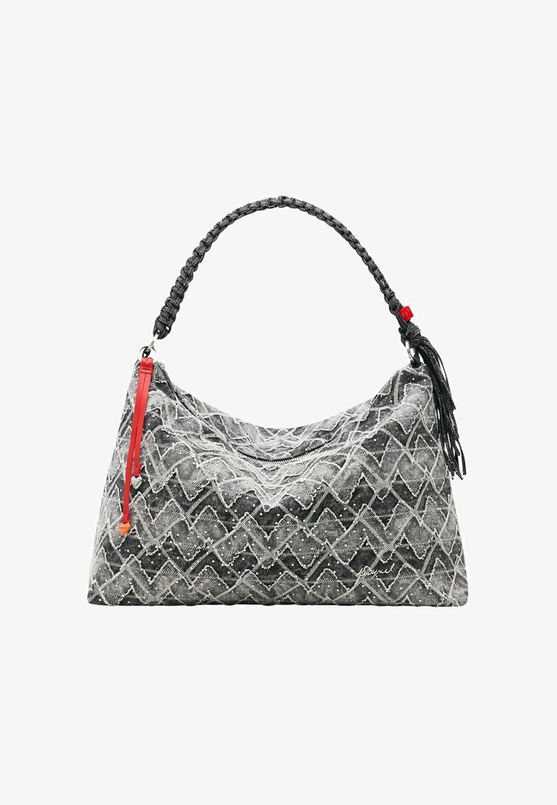 Szara i biała torebka z tkaniny o fakturze z wzorem diamentowym, czarną plecioną rączką, czerwonym suwakiem oraz ozdobnym frędzlem z boku.
