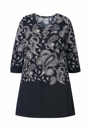 Námořnická modrá tunika s bílým paisley vzorem, vyrobená z lehké látky, s výstřihem do V a tříčtvrtečními rukávy.