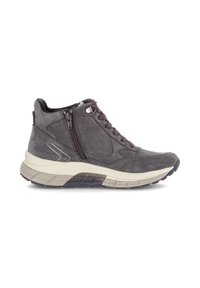 Donkergrijze nubuck mid-top sneaker met een zijrits, vetersluiting aan de voorkant, dikke witte zool en een gegrofde gripzool, getoond vanaf de buitenzijde.