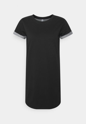 Sort kortærmet t-shirtkjole med foldede grå ærmekanter og en rund halsudskæring, vist på en ensfarvet hvid baggrund.