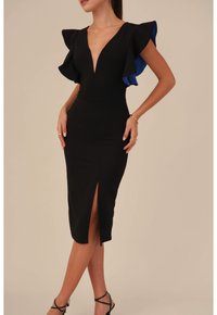 Robe noire ajustée avec un décolleté en V profond, des manches flottantes bleu et une fente sur le côté. Tissu lisse avec une silhouette élégante.