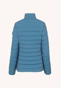 Giacca imbottita azzurro chiaro con colletto alto e design a righe orizzontali. Presenta maniche lunghe e nessun hardware o decorazioni visibili.
