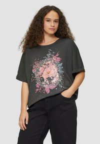 Dunkelgraues, kurzärmeliges T-Shirt mit floralem Druck in pink- und blautönen, locker sitzend und mit rundem Halsausschnitt. Lässiges Design.