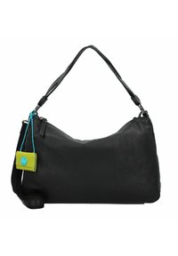 Schwarze Leder-Schultertasche mit strukturierter Oberfläche, einem einzelnen verstellbaren Riemen und einem bunten Anhänger, der am Reißverschluss befestigt ist.