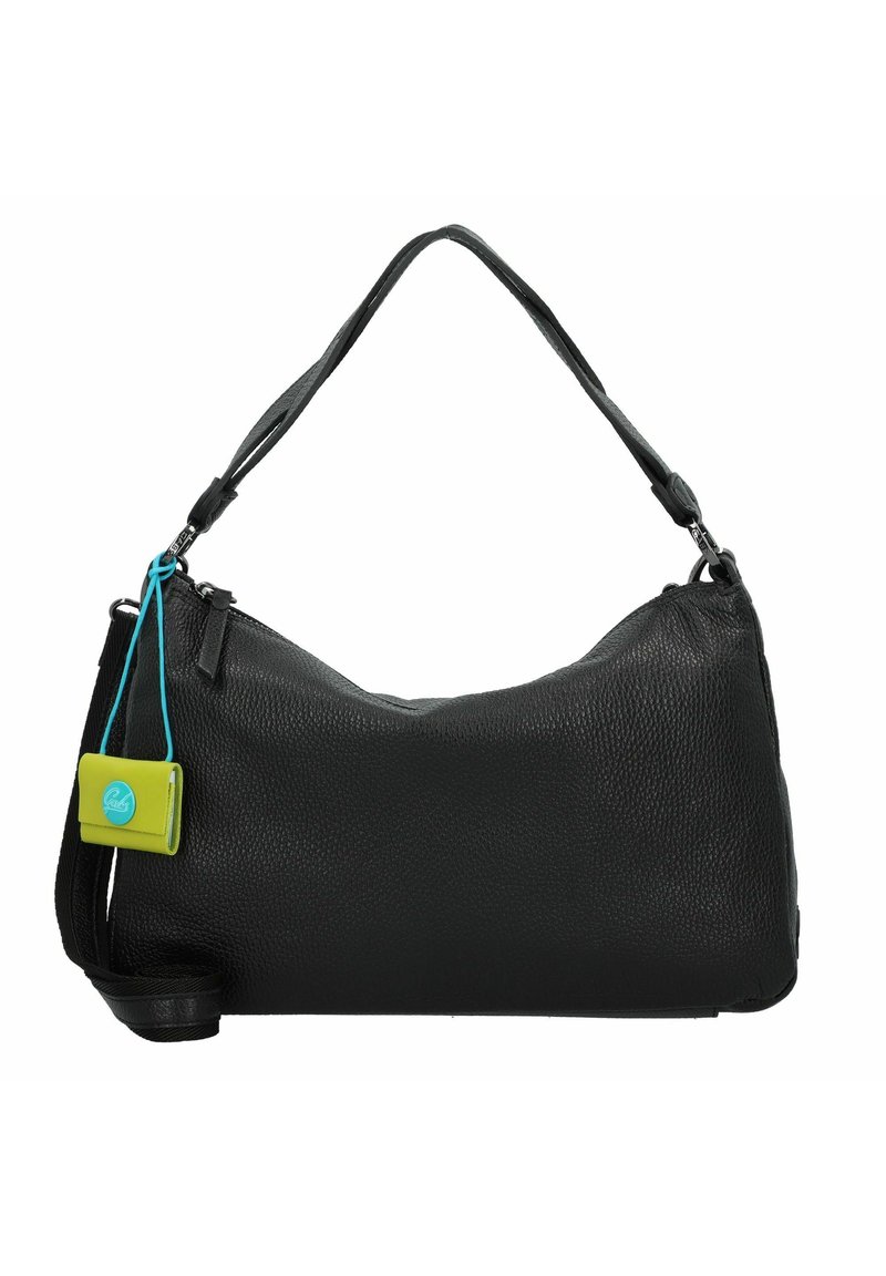 Schwarze Leder-Schultertasche mit strukturierter Oberfläche, einem einzelnen verstellbaren Riemen und einem bunten Anhänger, der am Reißverschluss befestigt ist.