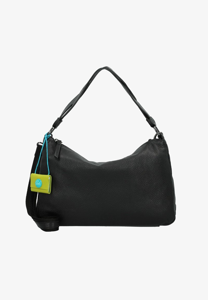 Bolso de hombro de cuero negro con una superficie texturizada, una correa ajustable única y una etiqueta colorida adjunta al cierre.