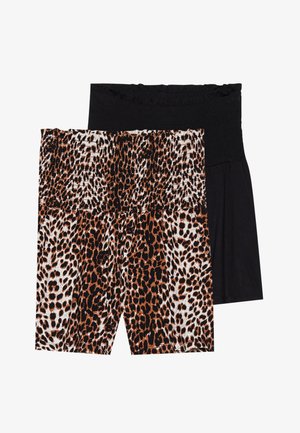 To par med kvinneshorts: en svart med strukturert liv, den andre med et leopardmønster i oransje og svart.