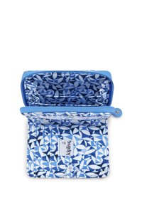 Niebieski portfel w wzory z zamkiem błyskawicznym, wewnętrznymi przegródkami oraz metką z nazwą marki. Posiada kwiatowy wzór w różnych odcieniach niebieskiego.