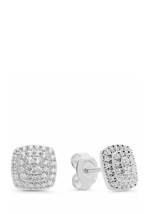 Quadratische silberne Ohrstecker mit mehreren kleinen klaren Edelsteinen, die in konzentrischen Schichten angeordnet sind, gesichert mit Schmetterlingsverschluss.