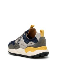 Baskets avec une tige bleu marine, en daim et en mesh, accents gris et une semelle intermédiaire en EVA jaune. Présente une languette au talon.