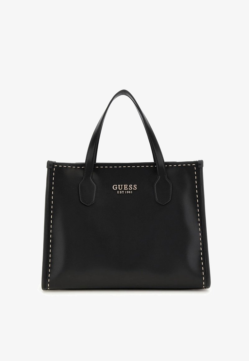 Schwarze Ledertasche mit kontrastierenden beigen Nähten. Verfügt über zwei kurze Griffe und ein eingeprägtes Logo "GUESS EST 1981" auf der Vorderseite.