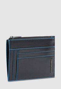 Portafoglio in pelle nera con dettagli blu. Caratterizzato da più scomparti per carte e un comparto con zip. Texture liscia e design elegante.