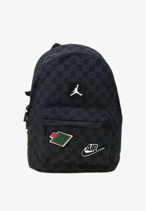Zaino nero con motivo ripetuto "23", tasca frontale con logo Jordan Jumpman, swoosh "AIR" e toppa a forma di diamante verde-rossa.