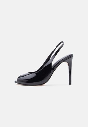 Zwarte slingback hoge hakken van lakleer met open teen en stilettohak op een effen witte achtergrond.