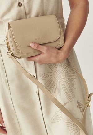TATUUM Cross body bag - camel
