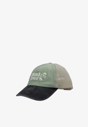 Gorra de béisbol con visera curva negra, panel frontal verde claro con texto blanco bordado y calavera, y paneles traseros de malla beige.