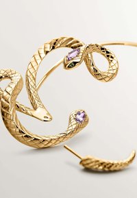 Pendientes en forma de serpiente de oro con escamas texturizadas y dos gemas moradas. Un pendiente cuenta con un vástago recto para asegurar.