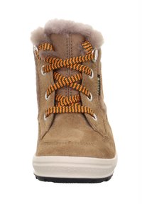 Braune Wildleder-Stiefeletten mit orange- und schwarzgestreiften Schnürsenkeln, gepolstertem Kragen und weißer Gummisohle. Strukturierte Oberseite und verstärkte Ösen.