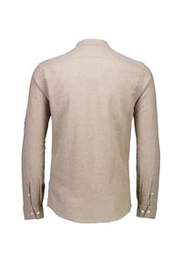Camisa de manga larga beige hecha de tela texturizada. Presenta un cuello, puños abotonados y un dobladillo curvado. Vista trasera únicamente.