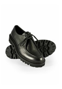 Czarny skórzany but z zaokrąglonym noskiem i teksturowaną powierzchnią. Posiada sznurowadła oraz grubą, solidną czarną podeszwę z detalami zapewniającymi przyczepność.