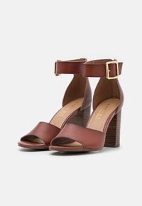 Madden Girl Sandály na vysokém podpatku - cognac