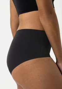 Slip neri a vita alta realizzati in tessuto morbido, con un design senza cuciture e dettagli minimi per un aspetto elegante.