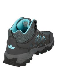 Grauer Wanderschuh mit strukturiertem Obermaterial aus Gewebe und blauen Akzenten, gepolstertem Kragen und einer langlebigen Gummisohle mit multidirektionalen Stollen.