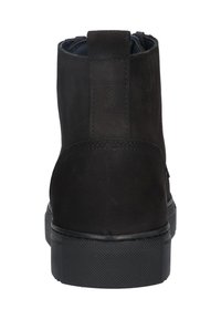 Zwarte leren enkelboot met een gladde textuur, ronde neus en een rubberen zool. Voorzien van een aantrekloop aan de achterkant voor eenvoudig aan- en uittrekken.