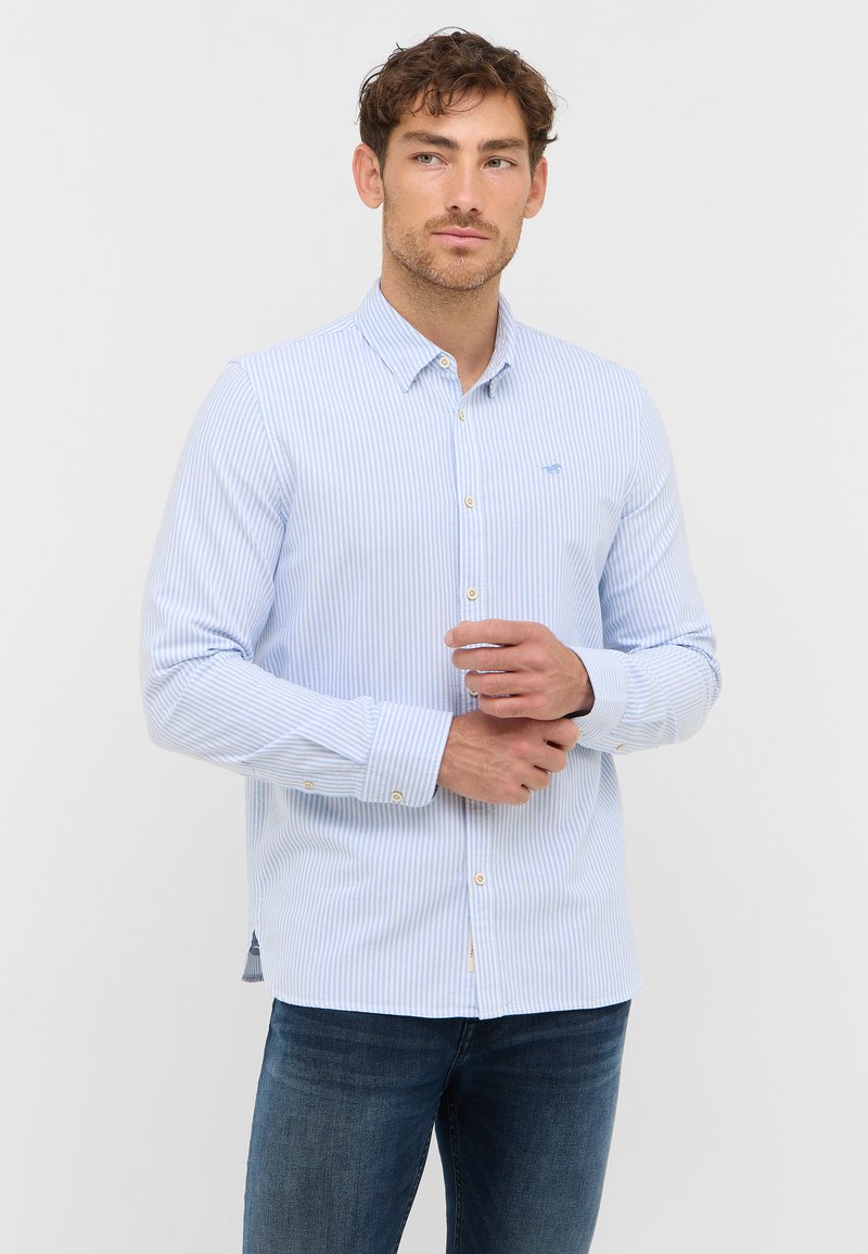 Niebiesko-biała w paski koszula zapinana na guziki, z kołnierzykiem, długimi rękawami i małym logo na piersi. Miękki materiał oraz dopasowany krój.