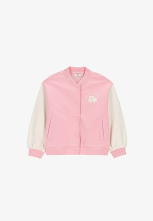 Różowo-kremowa długa kurtka na guziki z długim rękawem, z prążkowanymi mankietami, dwoma przednimi kieszeniami oraz białym kwiatowym napisem "Rozkwitam ze szczęścia" na piersi.