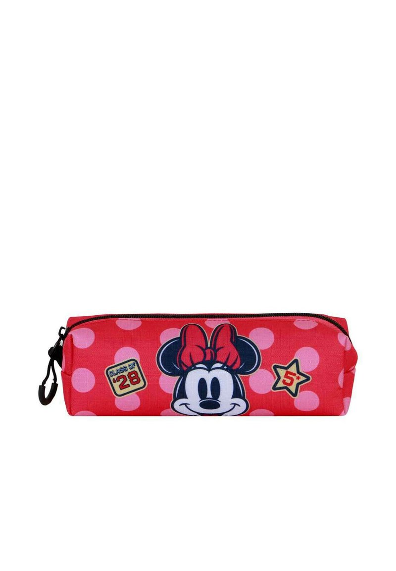 Trousse rouge avec un motif de Minnie Mouse, un design à pois et des accents comme "Promotion de '28" et une étoile jaune. Fermeture à glissière noire.