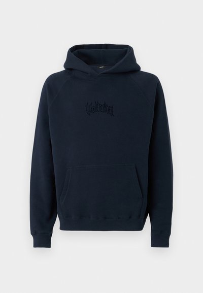 Sweat à capuche bleu marine à manches longues, avec poche kangourou à l'avant et texte sombre brodé centré sur la poitrine.