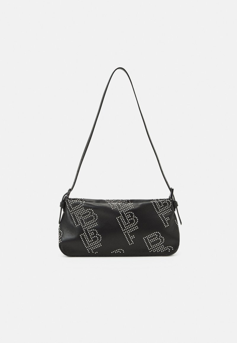 Sac à épaule rectangulaire noir avec une seule sangle, décoré de motifs de clous argentés formant des lettres à la surface.