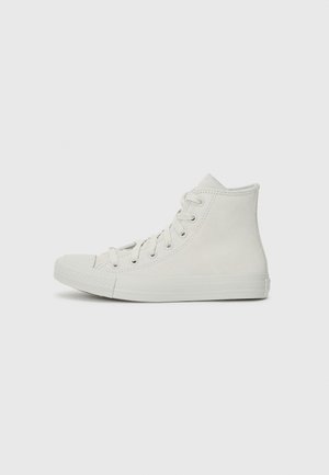 Høye hvite lær-sneakers med hvite lisser og gummisåle, vist fra siden på en enkel hvit bakgrunn.