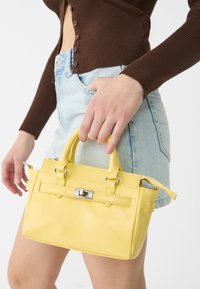 Stradivarius WITH BUCKLE - Torba čez telo - light yellow