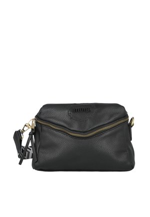 Bolso bandolera de cuero negro texturizado con cremallera dorada y correa ajustable con patrón en negro y blanco.