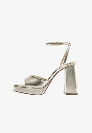 Metalická zlatá sandála na platforme s odkrytými prstami, širokým blokovým podpätkom a tenkým pásikom na členok so zapínaním na pracku.